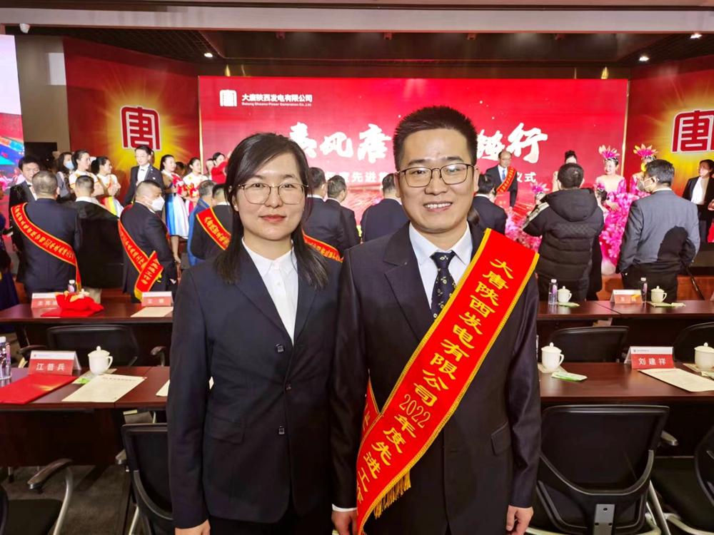 4.韓城第二發(fā)電公司楚樂、李玉珍夫婦在獲獎現(xiàn)場（曹軍科攝）.jpg