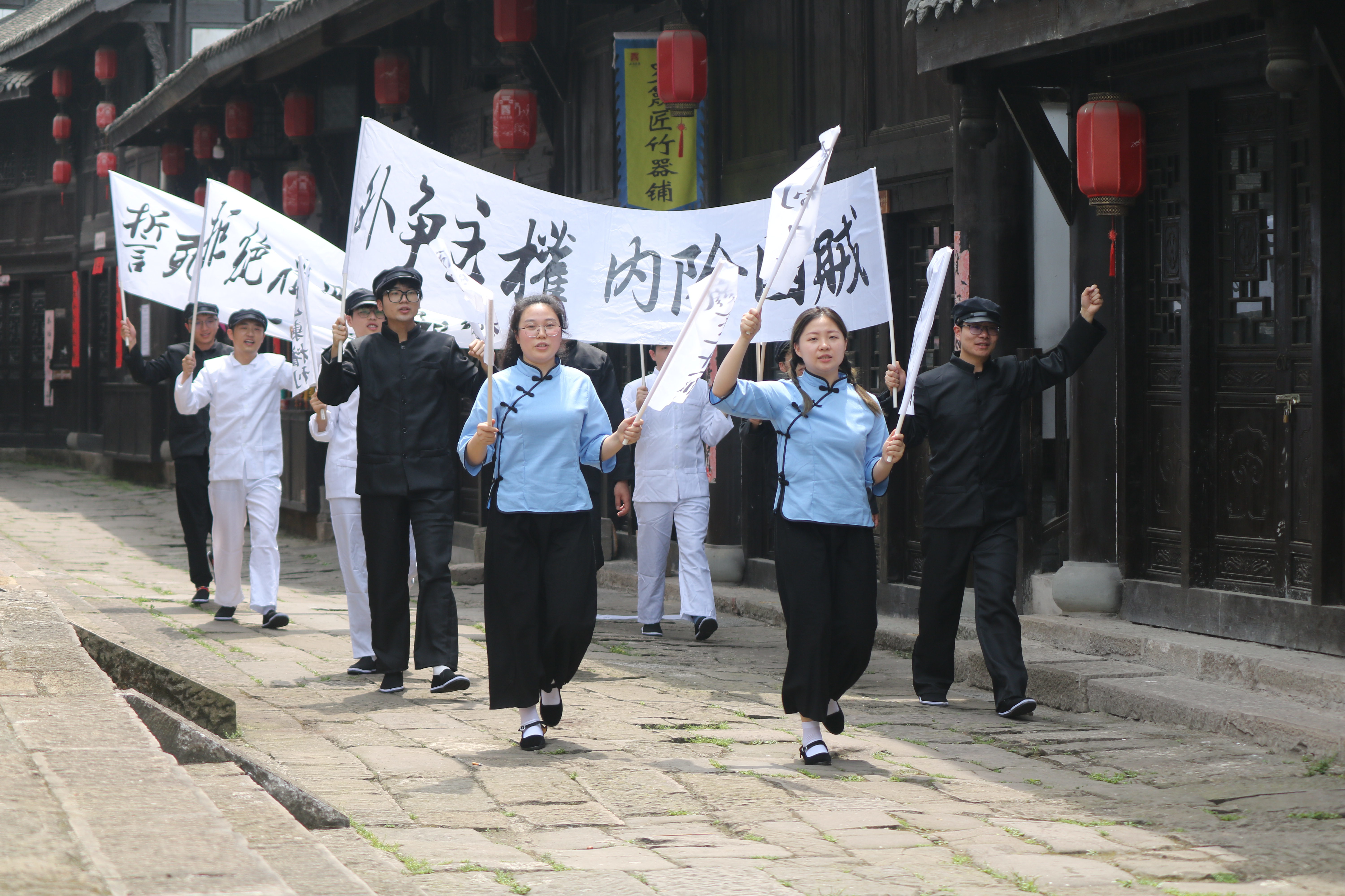 重返五四現(xiàn)場，傳承五四精神.jpg