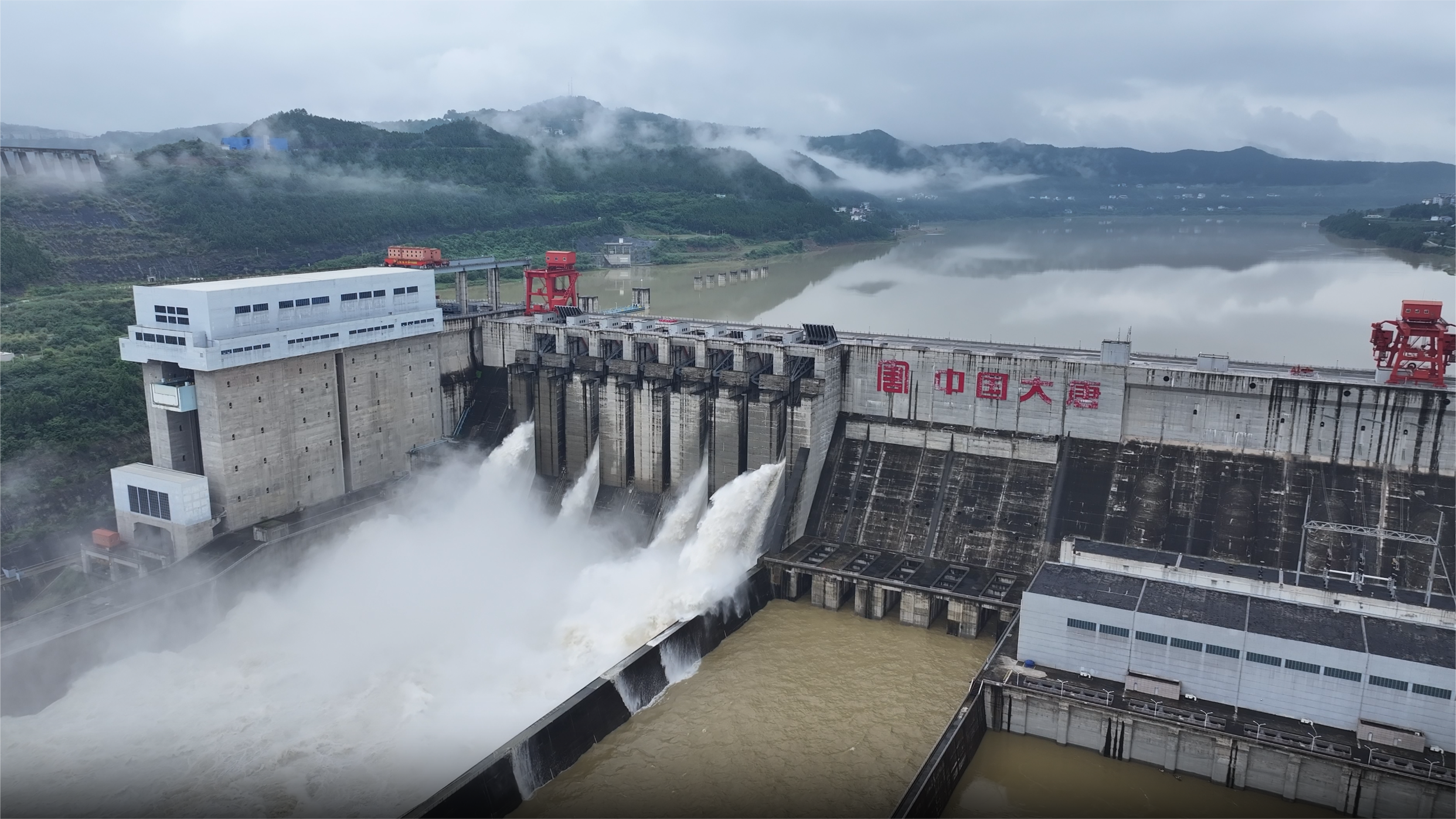 2024年7月，大唐亭子口水利樞紐泄洪場(chǎng)景。袁玉嬌攝 (2).png